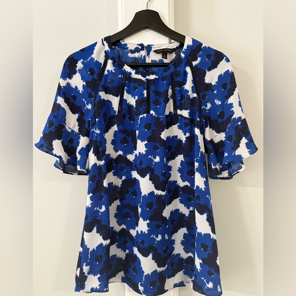 Banana Republic Blue and White Floral Blouse - M